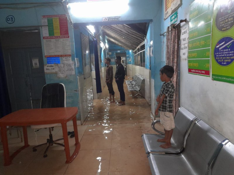 पामगढ़ सामुदायिक स्वास्थ्य केंद्र के भीतर घुसा बारिश का पानी