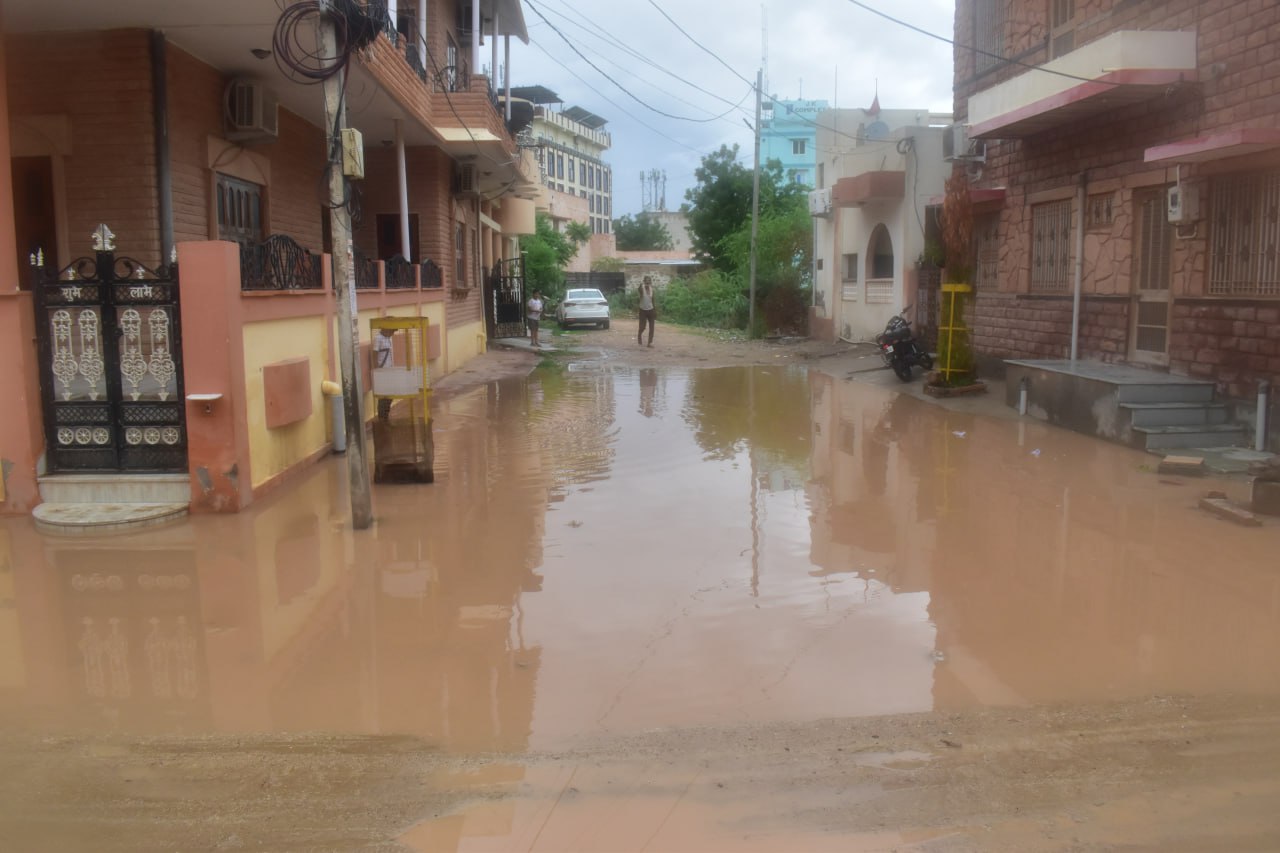 VIDEO…बारिश में खुली पोल, टूटी सडक़ों पर भरा पानी, खुले सीवरेज चेंबर्स ने बढ़ाया संकट