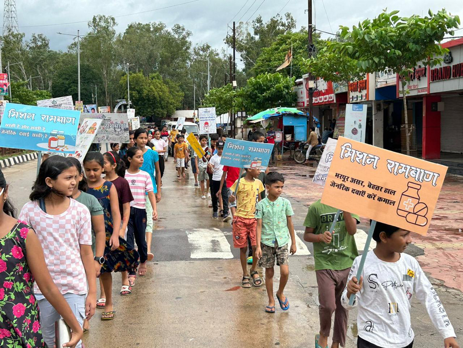 जेनेरिक दवाओं के लिए जागरूक करने मोगली पलटन ने निकाली कछुआ चाल रैली