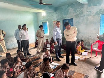 निरीक्षण में स्कूल पहुंचे कमिश्नर, बच्चों नेे सुनाया पहाड़ा