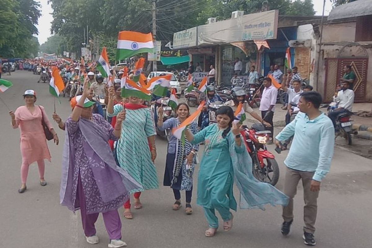 Video: आजादी का अमृत महोत्सव: तिरंगा रैली में लोगों का उत्साह