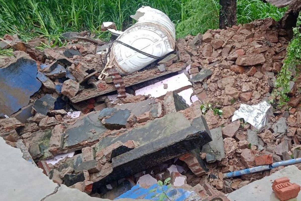 Alwar: आफत बनकर बरसी बारिश, ढह गए शौचालय व बाथरूम