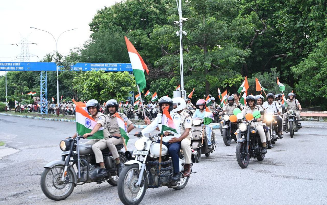 हर घर तिरंगा अभियान के तहत पुलिस ने निकाली विशाल तिरंगा यात्रा