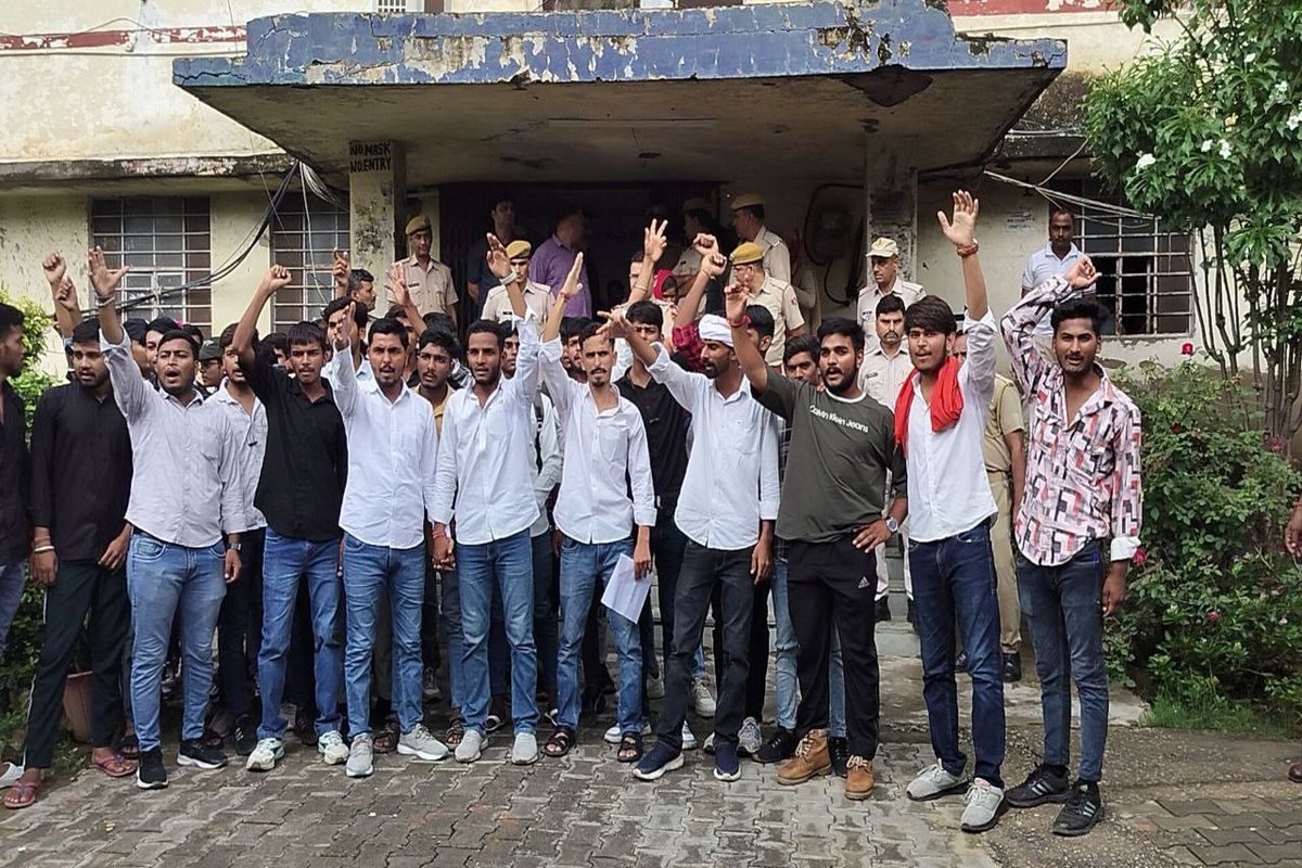 छात्रसंघ चुनाव कराने की मांग तेज, स्टूडेंट्स ने की यूनिवर्सिटी के गेट पर नारेबाजी