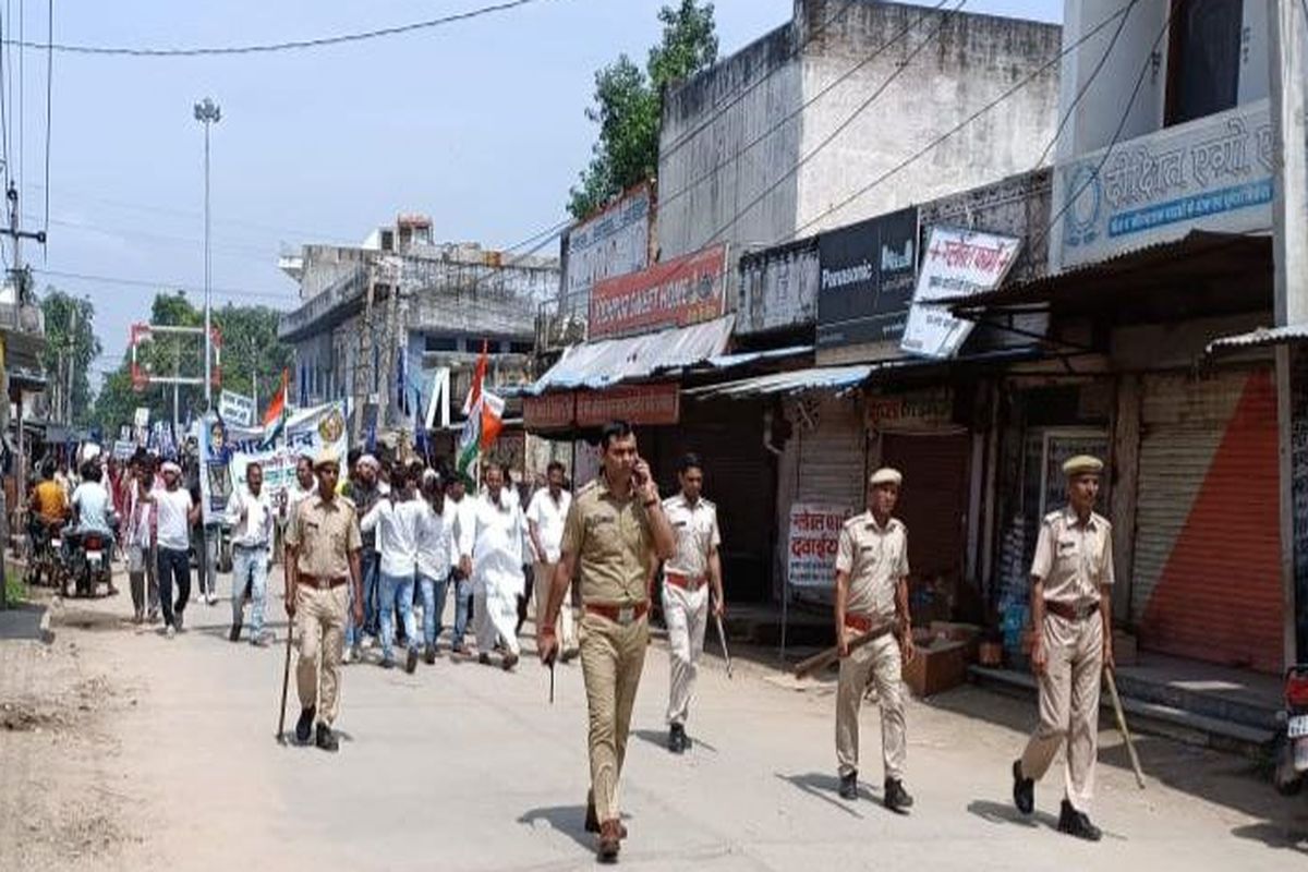 पुलिस प्रशासन की मुस्तैदी; शांतिपूर्ण रैली निकली, एसडीएम को सौंपा ज्ञापन