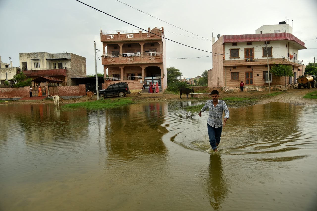 चारों तरफ पानी-पानी, लोग घरों में कैद, बच्चों का स्कूल छूटा