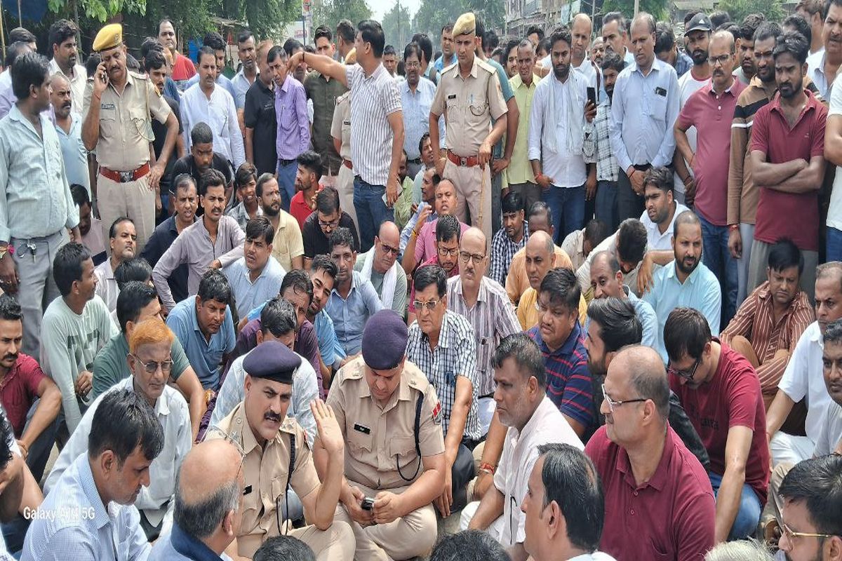 VIDEO: भिवाड़ी के ज्वैलरी शोरूम में लूट और मर्डर की घटना का विरोध, व्यापारी ने जाम किया हाईवे