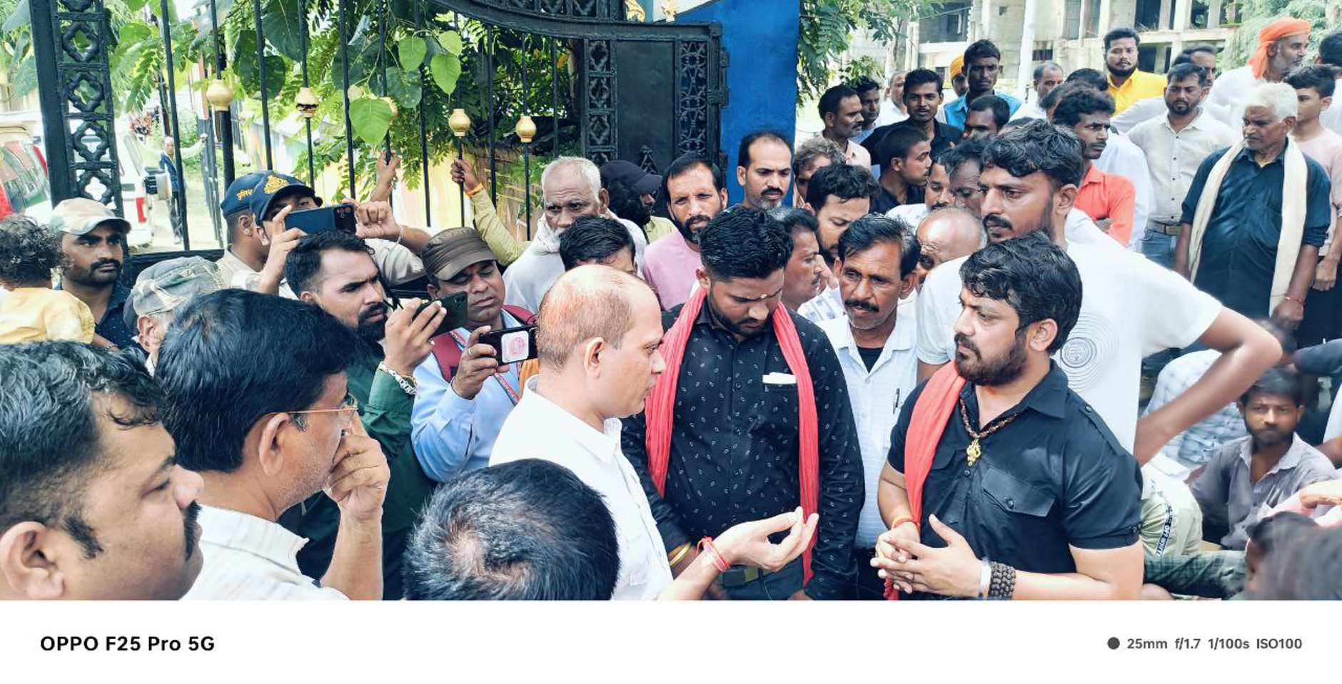 शिवसेना ने जिला पंचायत का किया घेराव, मुख्य द्वार में धरने पर बैठे