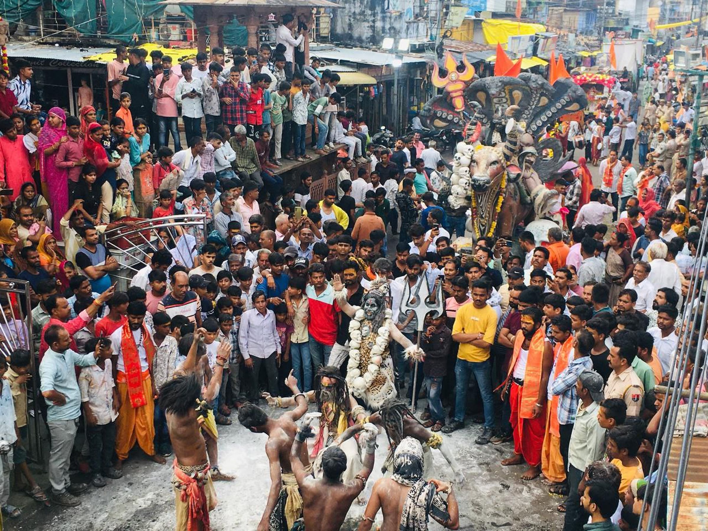 राजसी ठाठ-बाट से निकाली भोले की शाही सवारी