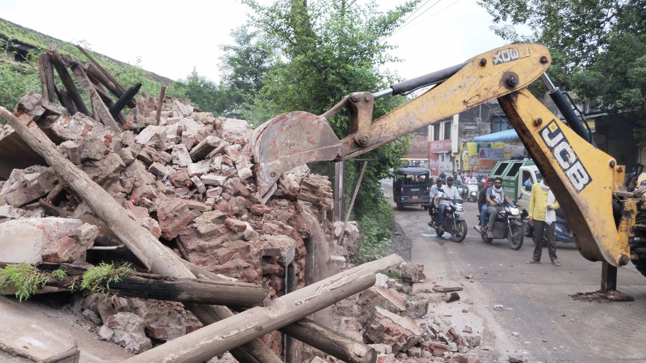 पत्रिका की खबर के बाद एक्शन, स्कूल,आंगनवाड़ी के पास खंडहर भवन, दीवारों को तोड़ा