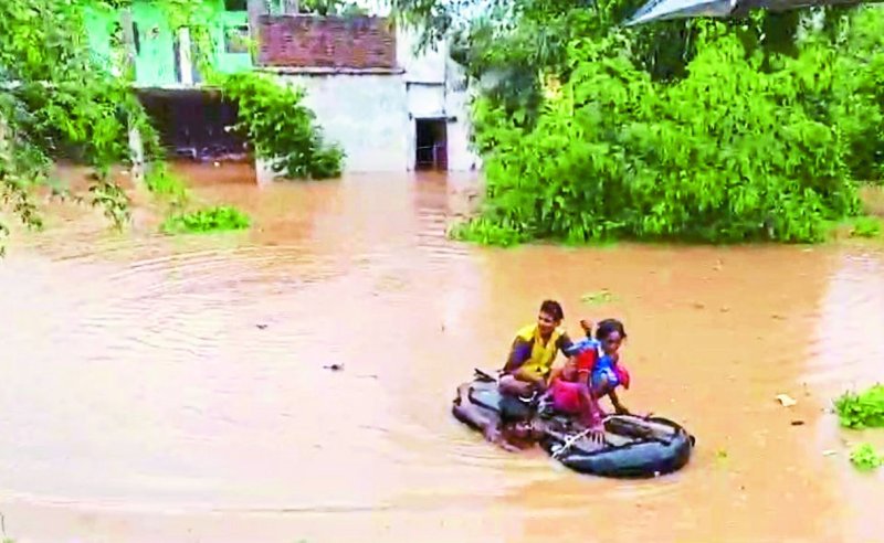 घर में फंसे पांच परिवारों को ट्यूब और लकड़ी की नाव बनवाकर रेस्क्यू करा शेल्टर होम भेजा।