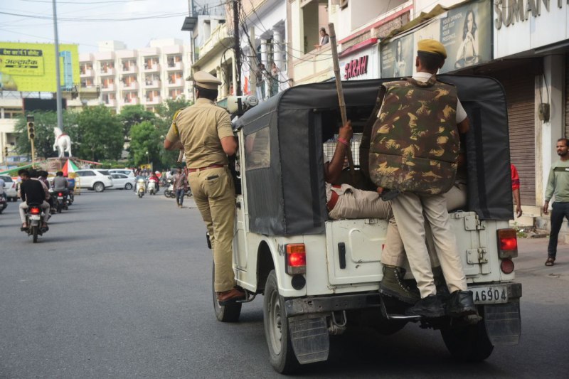 उदयपुर में तनाव के बाद िस्थति को नियंत्रण में करने के लिए पुलिस बल शहर में कानून व्यवस्था संभालते हुए