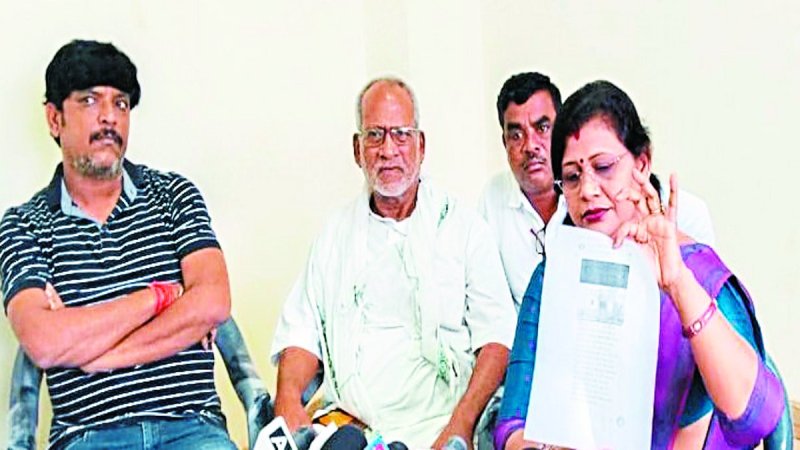 जिस प्रेरणा साहू ने गुरुर की महिला पार्षद कुंती सिन्हा और उनके दामाद अनुराग जैन के खिलाफ मारपीट और छेड़छाड़ की रिपोर्ट दर्ज लिखाई थी, उसने अपनी रिपोर्ट वापस ले ली। प्रेरणा साहू के निवेदन पर रिपोर्ट दर्ज कराने विधायक संगीता सिन्हा ने करीब चार घंटे तक गुरुर थाना में धरना दिया था।