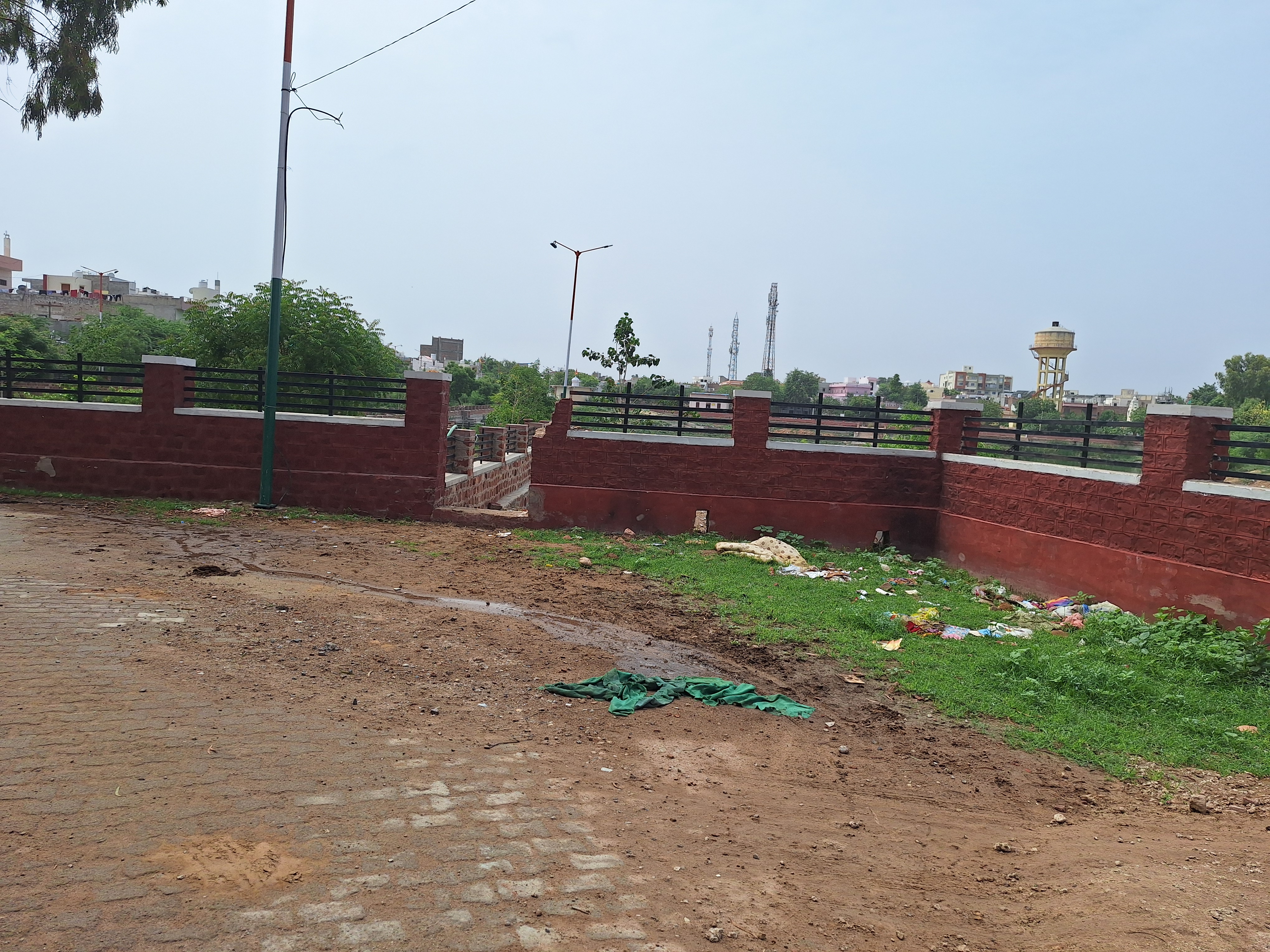 VIDEO…चारदीवारी तोड़ी, लोहे का लगा गेट उखाड़ ले चले गए