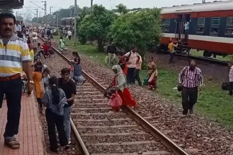 CG Breaking: balod news train accidnet