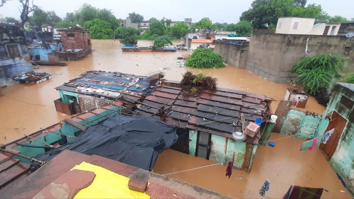 Heavy Rain Alert : करौली में मूसलाधार बारिश से बिगड़े हालात, मौसम विभाग का इन जिलों में अतिभारी बारिश का अलर्ट