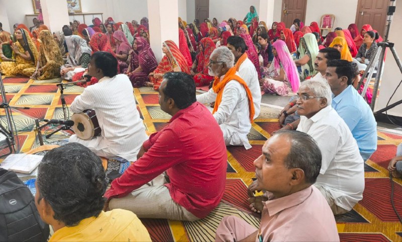 हुब्बल्ली के गब्बुर गली स्थित श्री रामदेव मंदिर परिसर में आयोजित कथा का श्रवण करते भक्तगण।