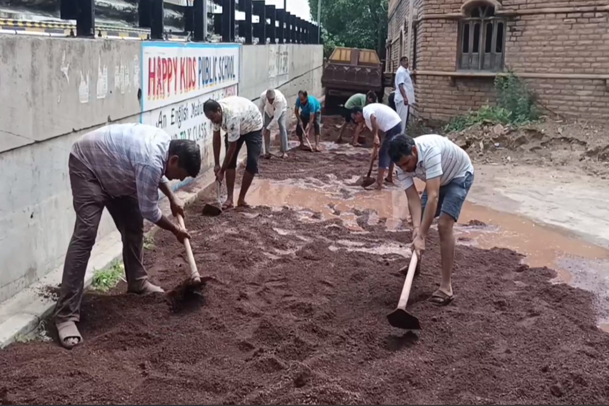 Jodhpur News: खस्ताहाल थी सड़क, नहीं हो रही थी सुनवाई, क्षेत्रवासियों ने चंदा कर कराया ठीक