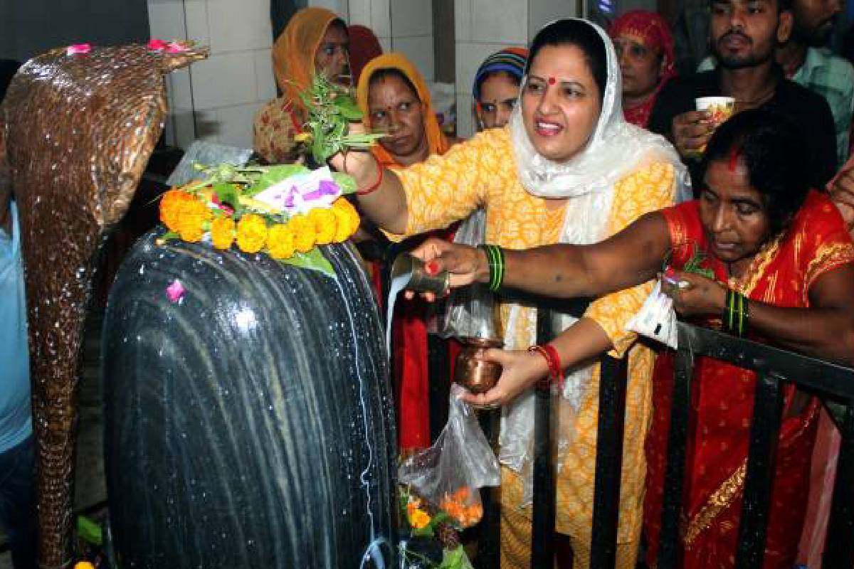 धन प्राप्ति के लिए इस सामग्री से करें रुद्राभिषेक, जानिए इन 10 द्रव्य से
रुद्राभिषेक के फल