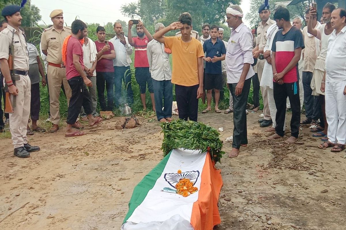 Video: सीआरपीएफ के जवान को सैन्य सम्मान के साथ दी अंतिम विदाई