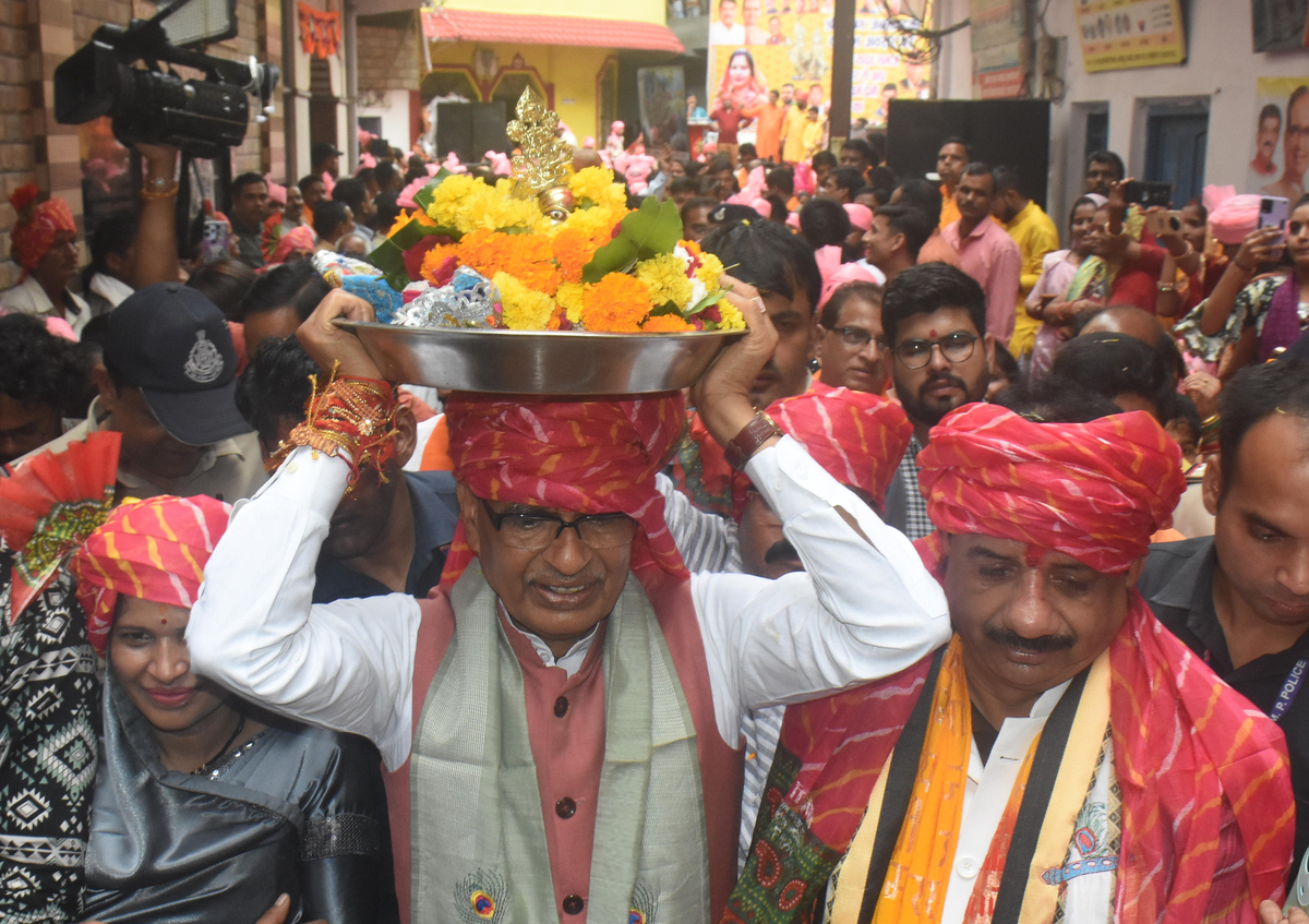 भोपाल कृष्ण जन्माष्टमी पर्व पर बरखेड़ी में यादव कृष्ण मंदिर में पहुंचे केंद्रीय
कृषि मंत्री शिवराज सिंह चौहान ।भगवान कृष्ण को सर पर उठाकर लाए रथ पर सवार कर रथ
खींचा। फोटो सुभाष ठाकुर