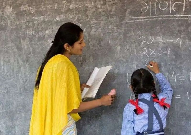 प्रदेश में शिक्षा विभाग में आने वाले दिनों में 37 हजार से अधिक शिक्षको को इधर-उधर करने की तैयारी की जा रही है। यह वह शिक्षक हैं, जो स्कूलों में अतिरिक्त हैं। स्कूल क्रमोन्नत होने और महात्मा गांधी अंग्रेजी माध्यम में परिवर्तन होने के बाद करीब दो साल से अतिरिक्त हो गए थे। शिक्षा मंत्री मदन दिलावर ने पिछले दिनों अधिकारियों को ऐसे शिक्षकों का समायोजन करने के निर्देश दिए थे। इसके बाद इन शिक्षकों की जानकारी जुटाई गई तो सामने आया कि ऐसे शिक्षकों की संख्या करीब 37 हजार है।इन शिक्षकों का वेतन अन्य स्कूलों के रिक्त पदों से लिया जा रहा है। यानी यह शिक्षक काम कहीं कर रहे हैं और वेतन किसी अन्य स्कूल से ले रहे हैं। लेकिन अब विभाग ने ऐसे शिक्षकों का समायोजन करने की तैयारी कर ली है। इन शिक्षकों को स्कूलों में खाली पदों पर लगाया जाएगा। लंबे समय से थी मांग इन शिक्षकों की जॉइङ्क्षनग शाला दर्पण पर नहीं होने के कारण प्रोबेशन पूरा करने वाले शिक्षकों का नियमितीकरण नहीं हो पा रहा हैं और 9, 18, 27 वर्ष सेवा पूर्ण होने वाले एसीपी, एमएसीपी लाइन एप्लाई नहीं कर पा रहे हैं। राजस्थान शिक्षक संघ रेस्टा के जिला संरक्षक गजराज ङ्क्षसह ने बताया कि समायोजन से शिक्षकों को बड़ी राहत मिलेगी। लंबे समय से अधिशेष शिक्षकों के समायोजन की मांग कर रहे थे।