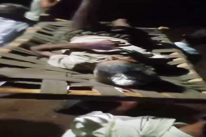 बारिश से गिर गया कच्चा मकान।