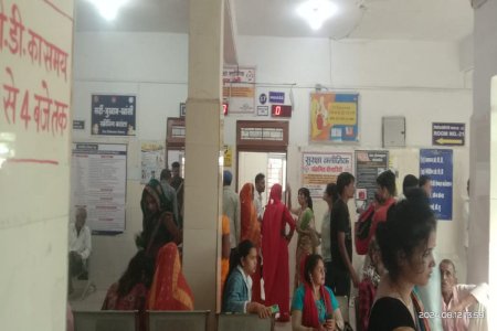 डॉक्टरों के कक्ष खाली, मरीज कर रहे इंतजार।