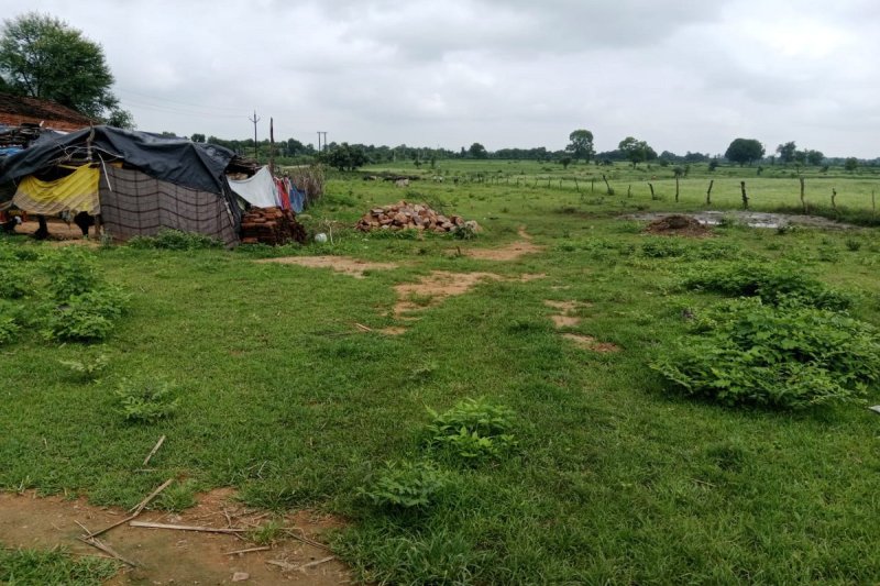 आवास बनाने वाली जमीन पर अतिक्रमण।