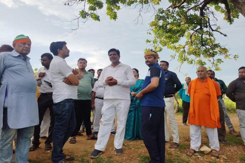 सीएम राइज विद्यालय भवन निर्माण के लिए जमीन का चयन करते जनप्रतिनिधि।