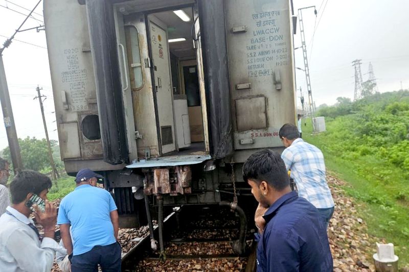 दिल्ली - मुंबई मार्ग पर रेल हादसा : दो हिस्सों में बंटी नंदादेवी एक्सप्रेस