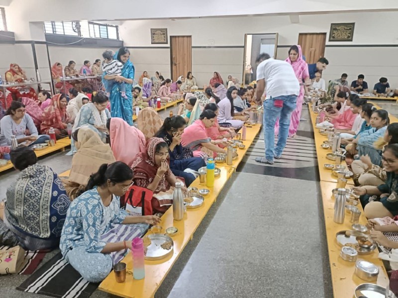 राज राजेंद्रसूरी जैन आराधना भवन विजयपुर में चल रहे चातुर्मास में श्रावक-श्राविकाएं।