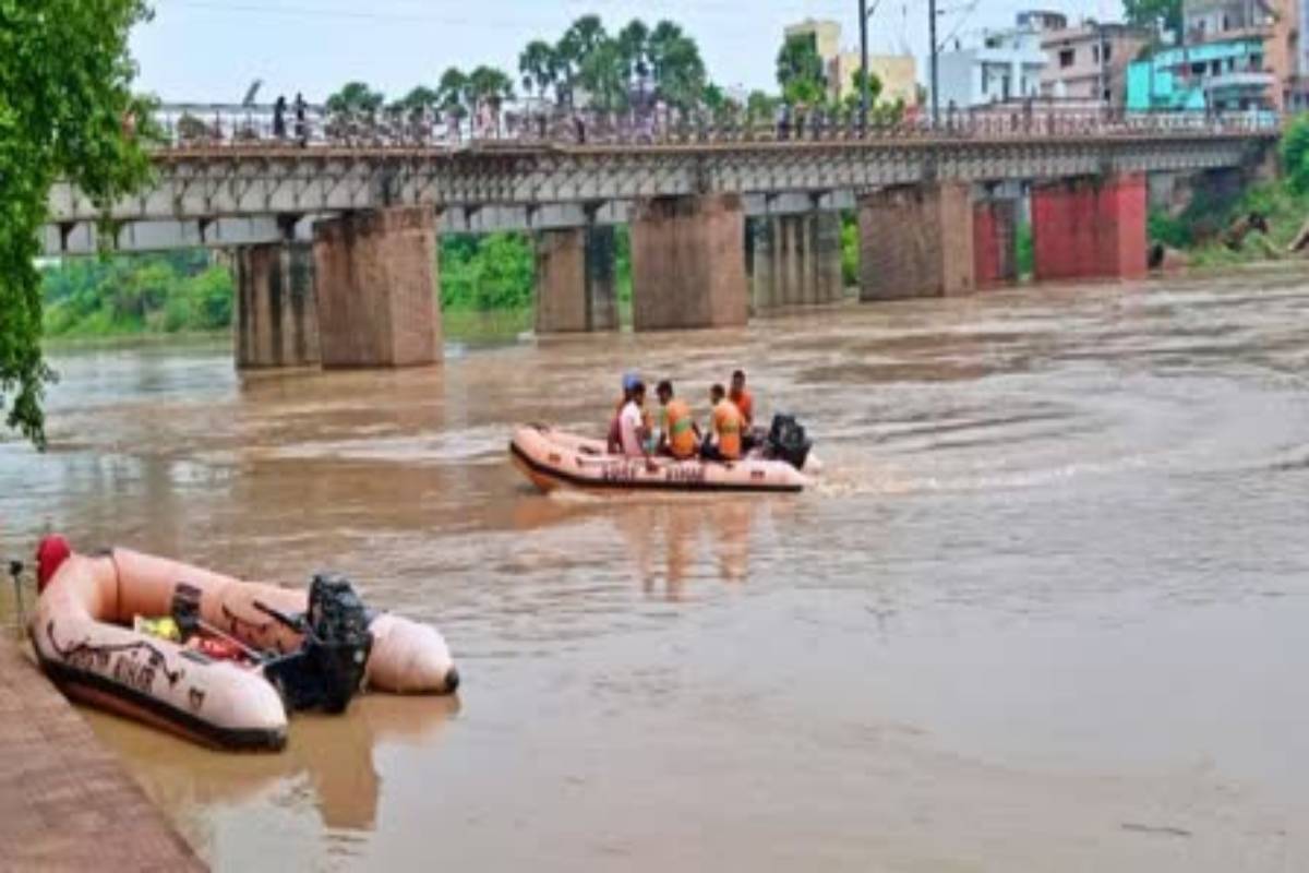 ऐसी क्या बात हुई की पत्नी ने चलती बाइक से नदी में लगा दी छलांग, पीछे से पति भी
कूदा