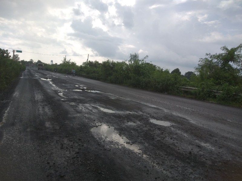 गड्ढों में तब्दील सडक़