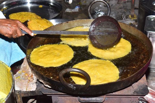 Evening decorated on the banks of Shakkar Pond: Crowd of city residents gathered in the fair organized on Pitru Amavasya.