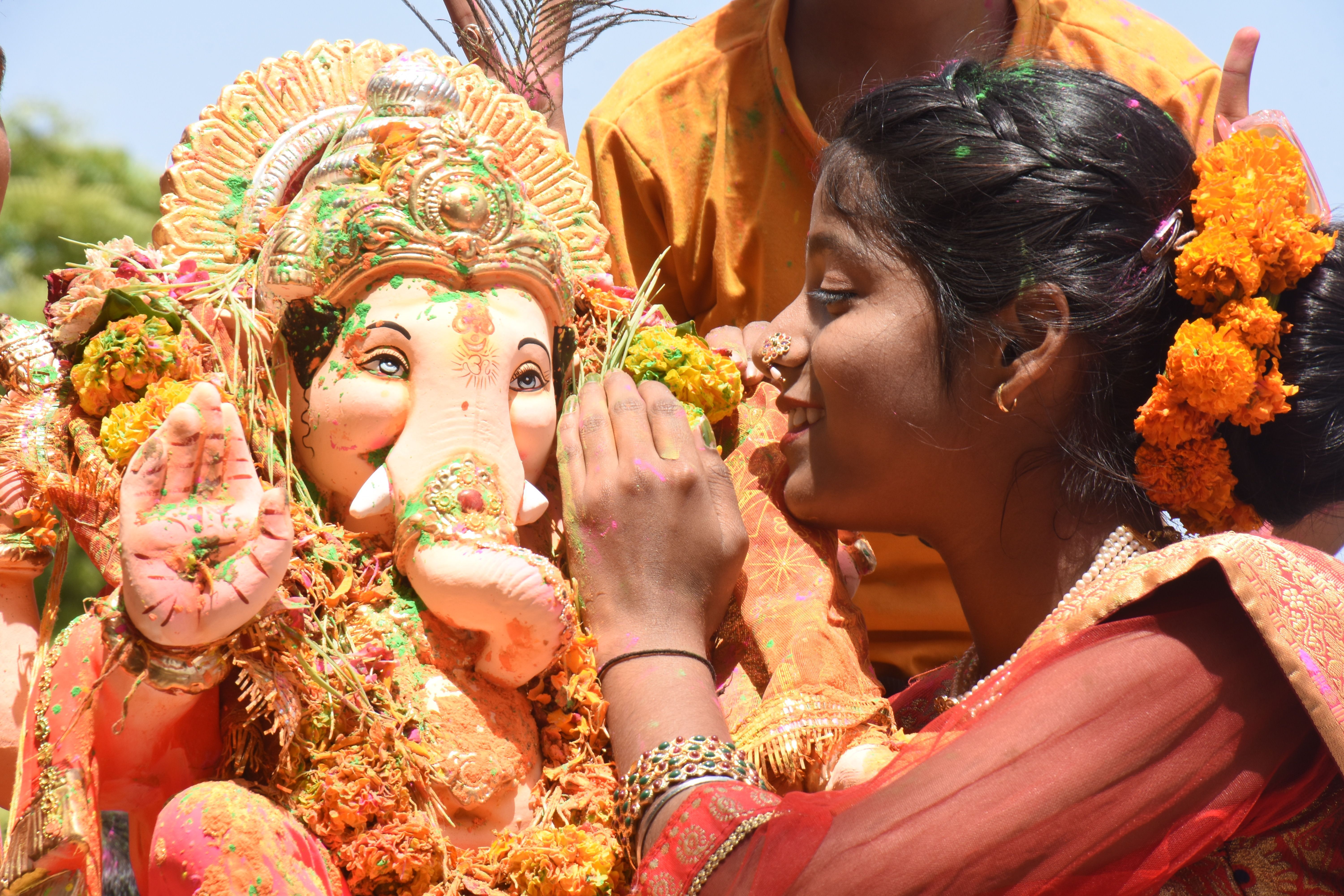 गणेश पूजन उत्सव की पूर्णाहुति: गाजे-बाजे से निकली शोभायात्राएं, प्रतिमाओं का जल
में विसर्जन