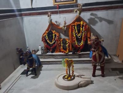 बदमाश लाखों रुपए के चांदी के छत्र व नकदी चोरी