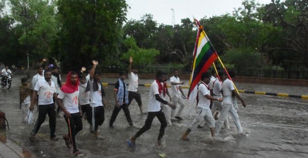 It rained drizzling fruits