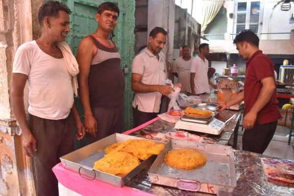 Evening decorated on the banks of Shakkar Pond: Crowd of city residents gathered in the fair organized on Pitru Amavasya.