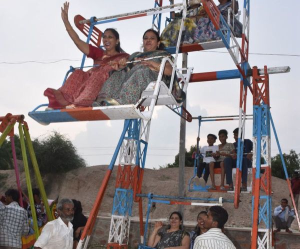 Evening decorated on the banks of Shakkar Pond: Crowd of city residents gathered in the fair organized on Pitru Amavasya.