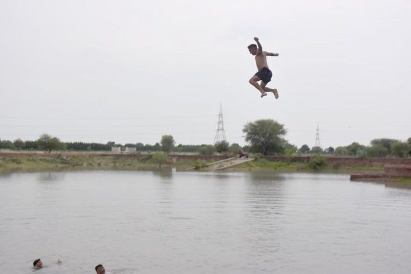 Evening decorated on the banks of Shakkar Pond: Crowd of city residents gathered in the fair organized on Pitru Amavasya.