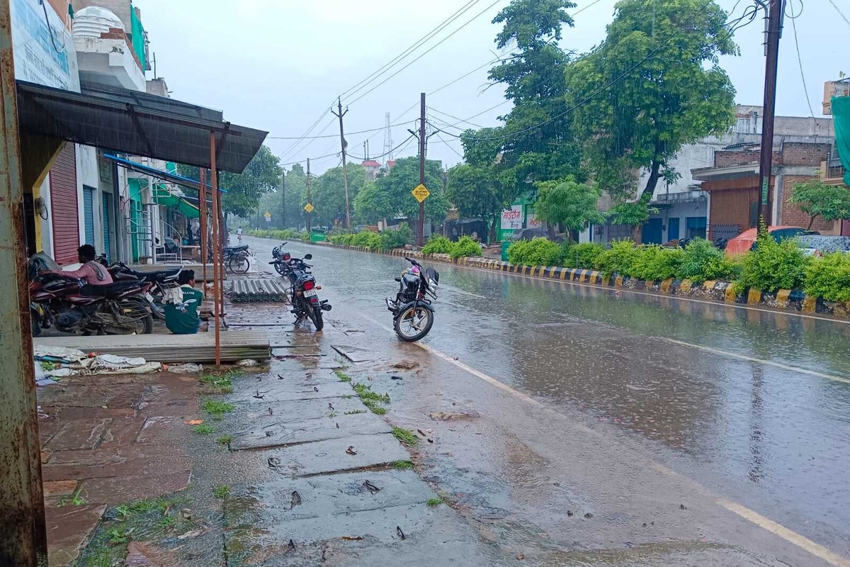 दिन में तेज धूप तो सुबह शाम हुई झमाझम बारिश से मौसम फिर हुआ सुहाना