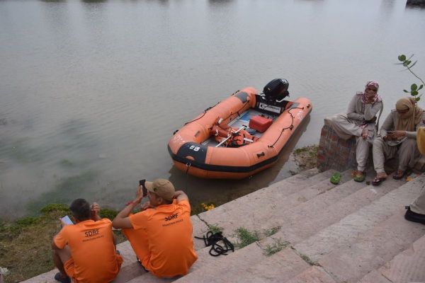 Evening decorated on the banks of Shakkar Pond: Crowd of city residents gathered in the fair organized on Pitru Amavasya.