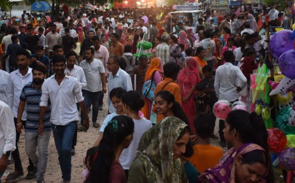 Evening decorated on the banks of Shakkar Pond: Crowd of city residents gathered in the fair organized on Pitru Amavasya.