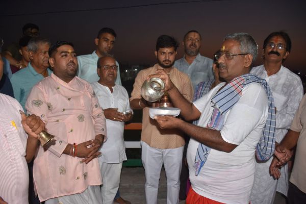 Shaligram was enshrined in a 51 kg stone pond and floated in the artificial pond, Thakurji's rewadis were taken out.