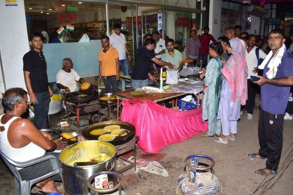 Evening decorated on the banks of Shakkar Pond: Crowd of city residents gathered in the fair organized on Pitru Amavasya.