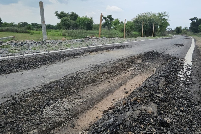पहली बारिश में एक करोड़ की सड़क की डामर उखड़ी
