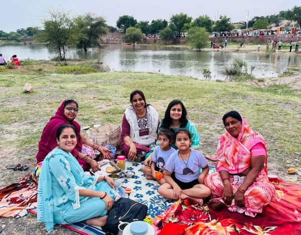 Evening decorated on the banks of Shakkar Pond: Crowd of city residents gathered in the fair organized on Pitru Amavasya.