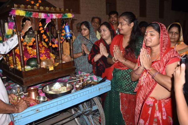 Shaligram was enshrined in a 51 kg stone pond and floated in the artificial pond, Thakurji's rewadis were taken out.