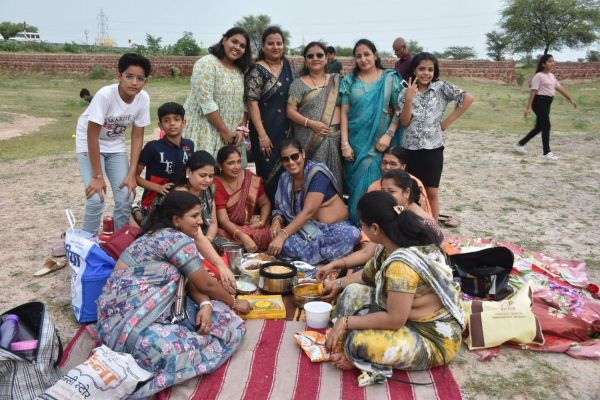 Evening decorated on the banks of Shakkar Pond: Crowd of city residents gathered in the fair organized on Pitru Amavasya.